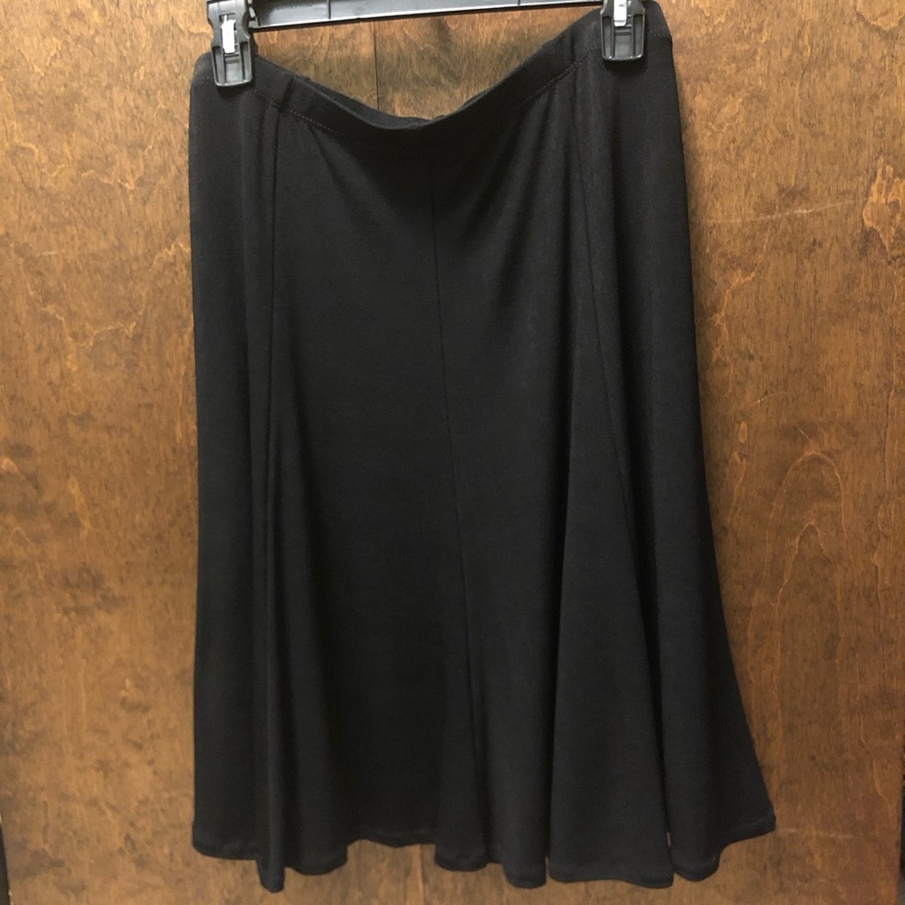 🆕 Chico’s No-wrinkle black skirt